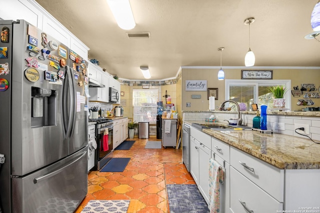 kitchen featuring visible vents, a sink, backsplash, white cabinetry, and stainless steel appliances