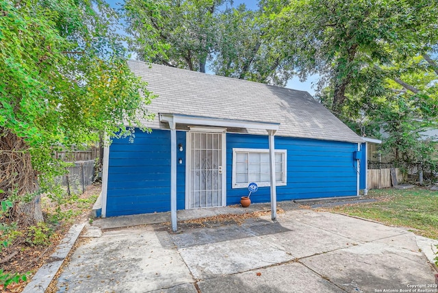 view of front of house with fence