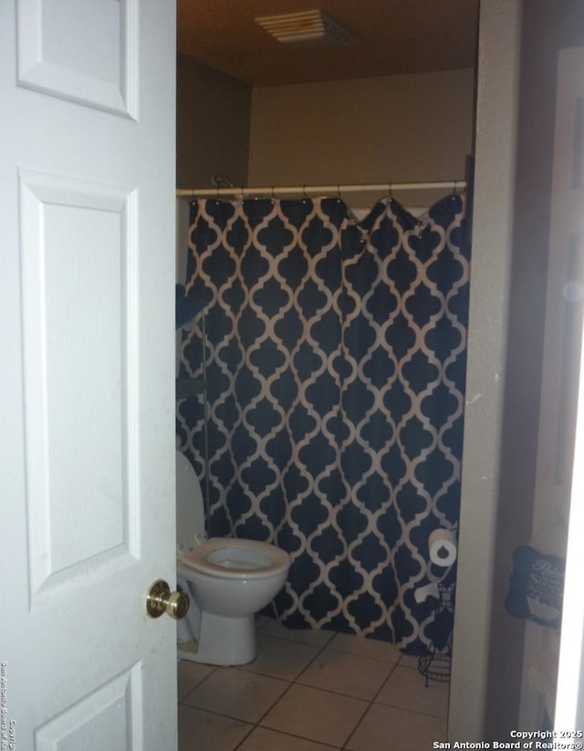 full bath with tile patterned flooring, a shower with shower curtain, toilet, and visible vents