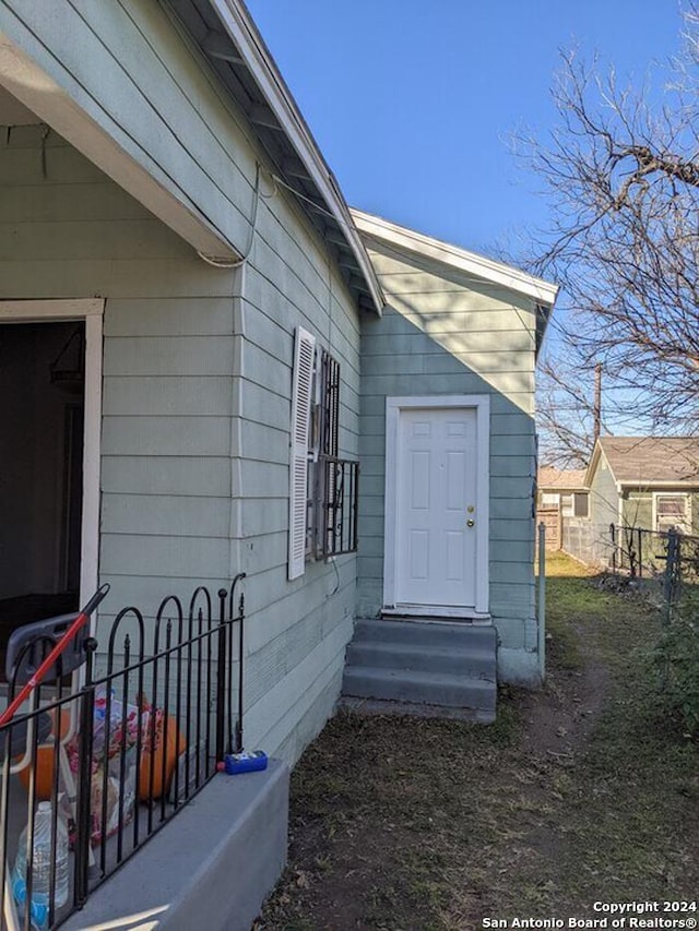 entrance to property with fence