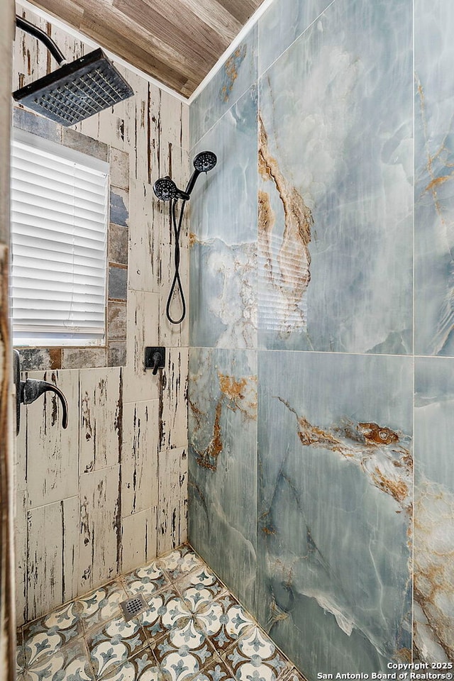 bathroom featuring a tile shower