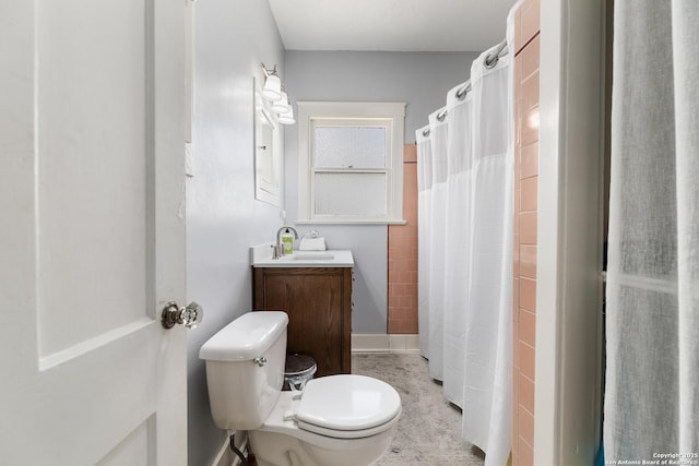 full bath featuring curtained shower, toilet, and vanity