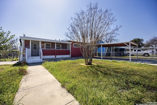 view of front of home featuring a front yard