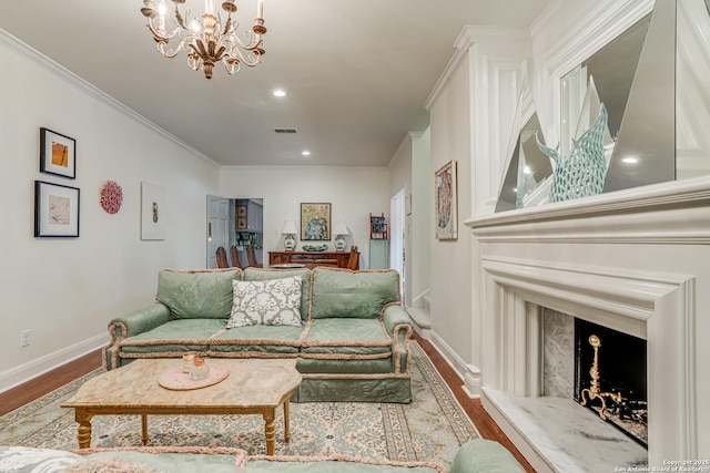 living area featuring wood finished floors, visible vents, baseboards, recessed lighting, and crown molding