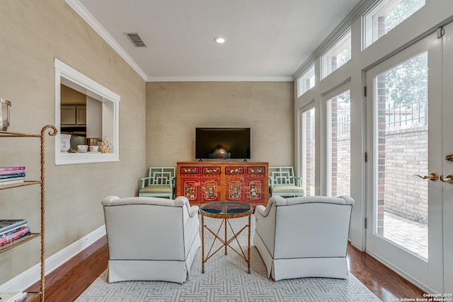 living room featuring visible vents, ornamental molding, wood finished floors, recessed lighting, and baseboards