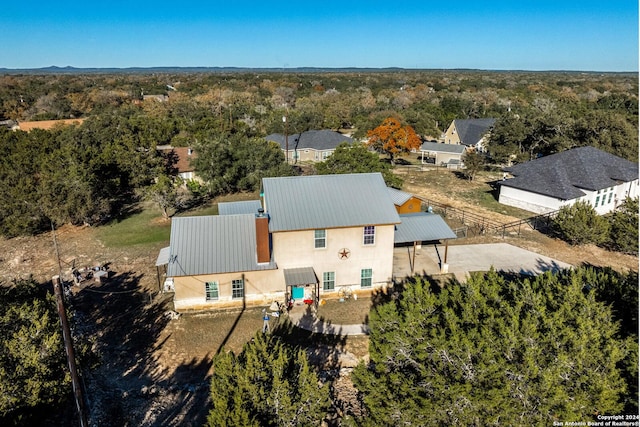 birds eye view of property featuring a forest view