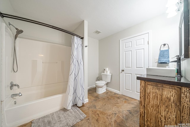 full bathroom featuring visible vents, baseboards, toilet, shower / tub combo with curtain, and vanity