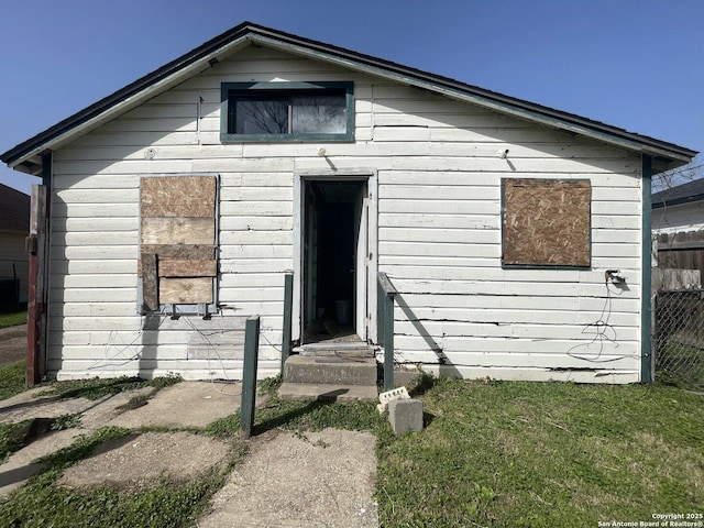 view of front of property featuring fence