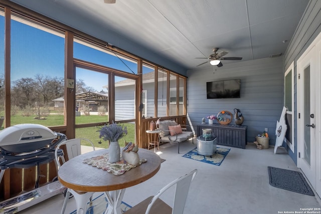 sunroom featuring visible vents and a ceiling fan