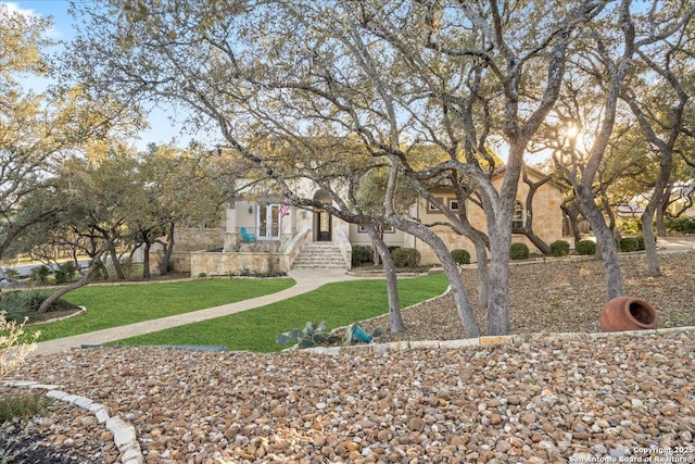 view of home's community featuring a yard