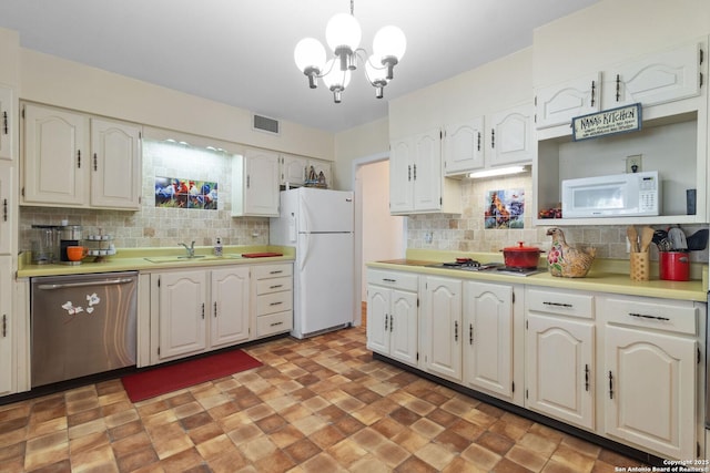 kitchen with visible vents, a sink, tasteful backsplash, appliances with stainless steel finishes, and light countertops