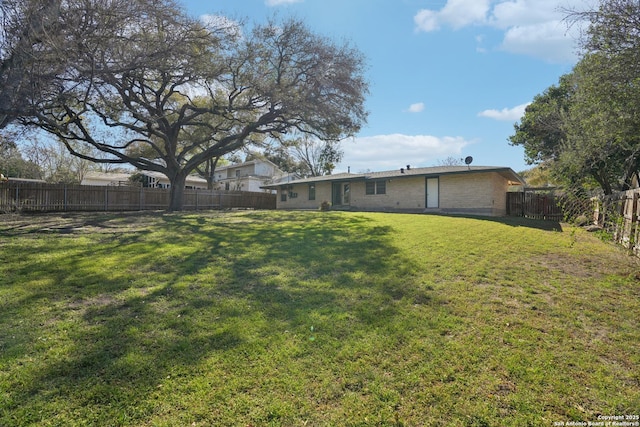 view of yard featuring a fenced backyard