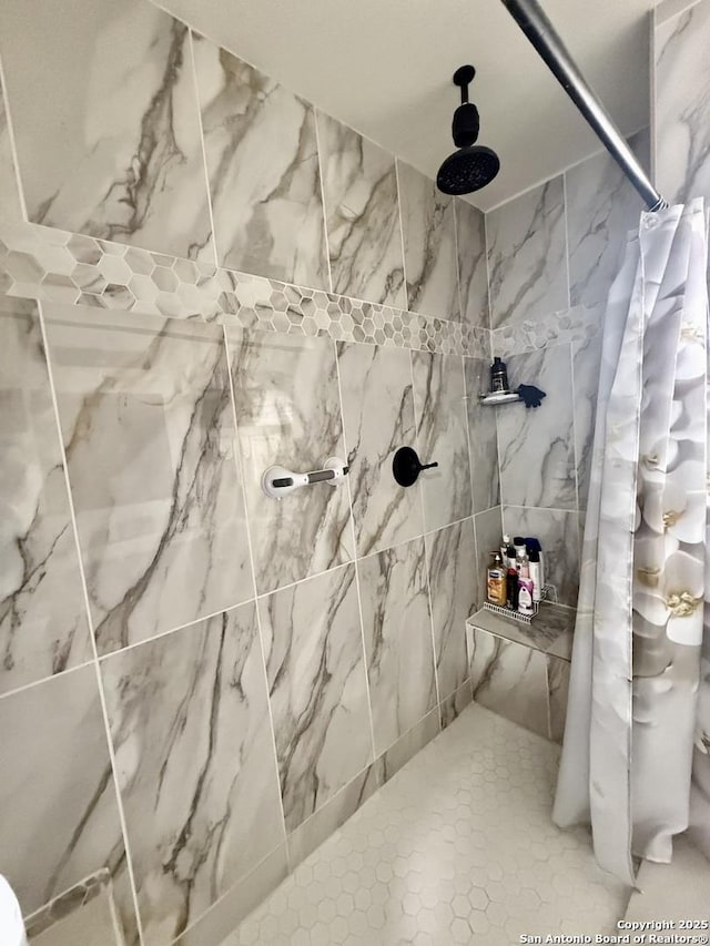 bathroom featuring tiled shower