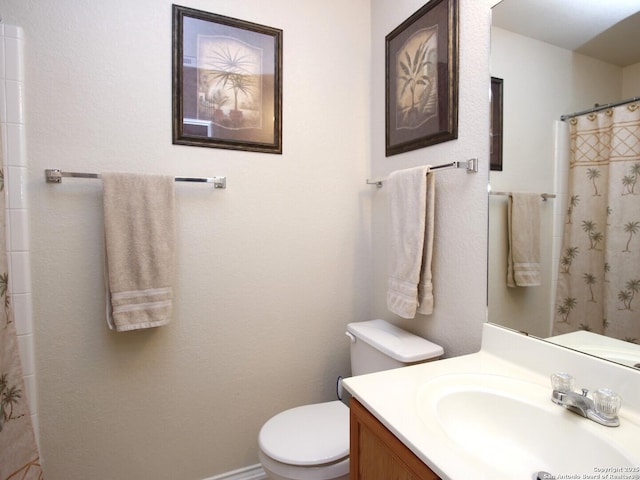 full bathroom with curtained shower, toilet, and vanity