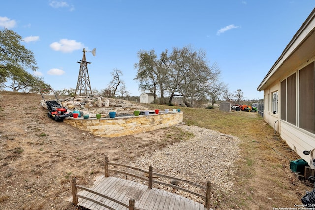 view of yard featuring an outdoor structure