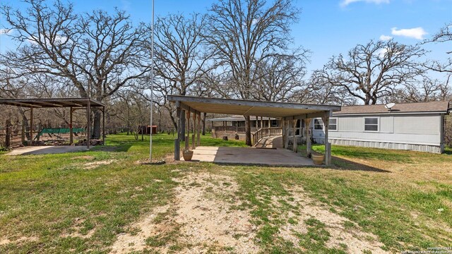 view of yard featuring driveway