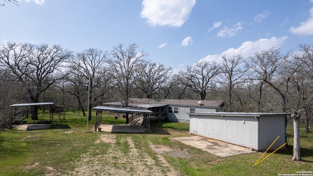 view of yard with an outdoor structure