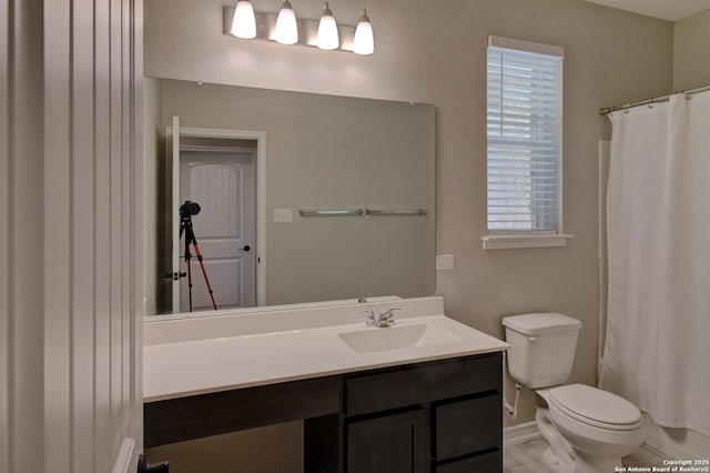 full bathroom featuring vanity, a shower with shower curtain, toilet, and baseboards