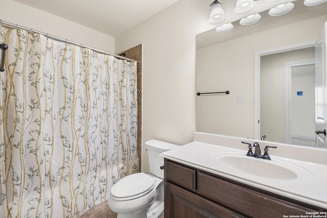 full bathroom featuring a shower with shower curtain, toilet, and vanity