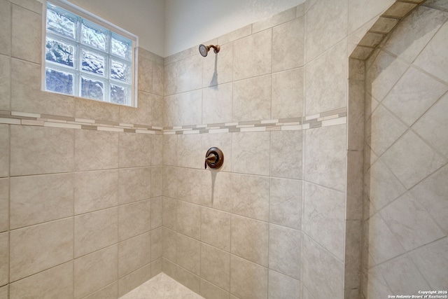 bathroom featuring a tile shower