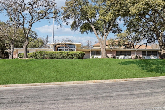 view of front of house with a front yard