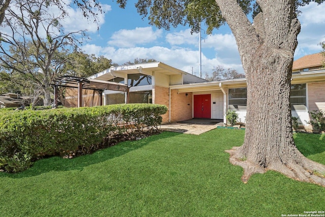 view of front of property with brick siding and a front yard