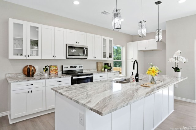 650 Canyon Cir, Canyon Lake, TX 78133 - kitchen with appliances with stainless steel finishes, a sink, light wood-type flooring, baseboards, and white cabinets