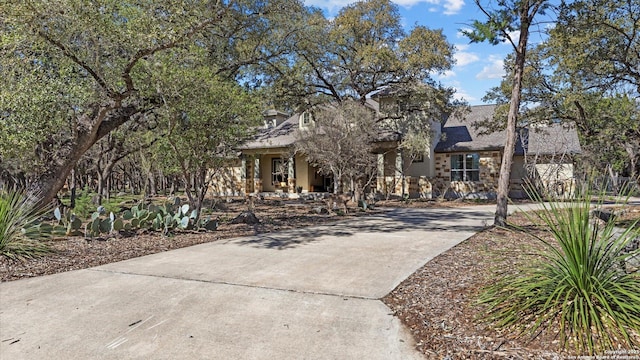 view of front of property with driveway