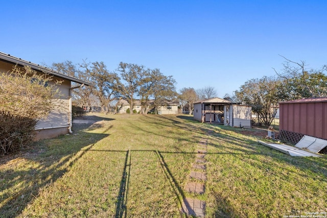 view of yard with an outdoor structure