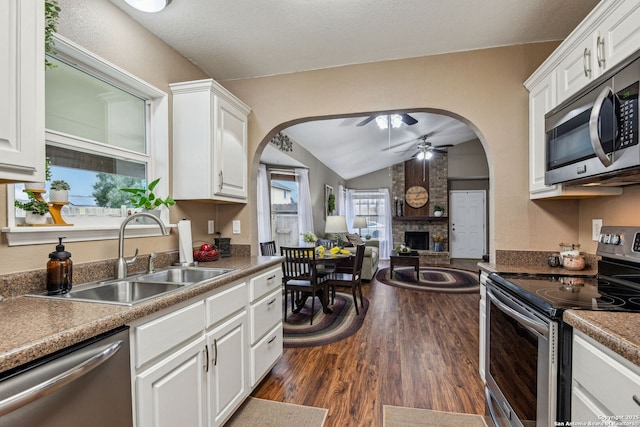 kitchen featuring dark wood finished floors, a sink, ceiling fan, stainless steel appliances, and white cabinets