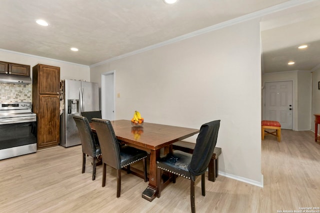 dining area featuring recessed lighting, baseboards, light wood-style flooring, and ornamental molding