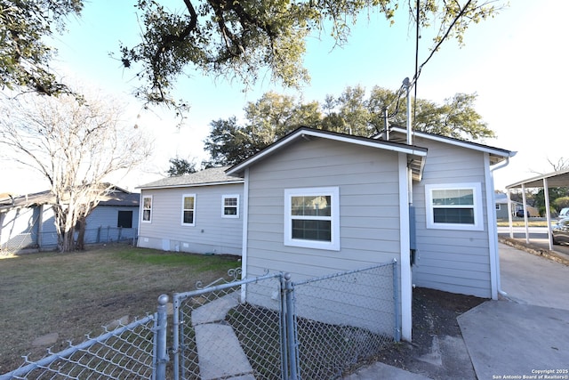 back of property with fence, a shingled roof, a lawn, and a gate