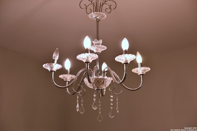 room details featuring a notable chandelier