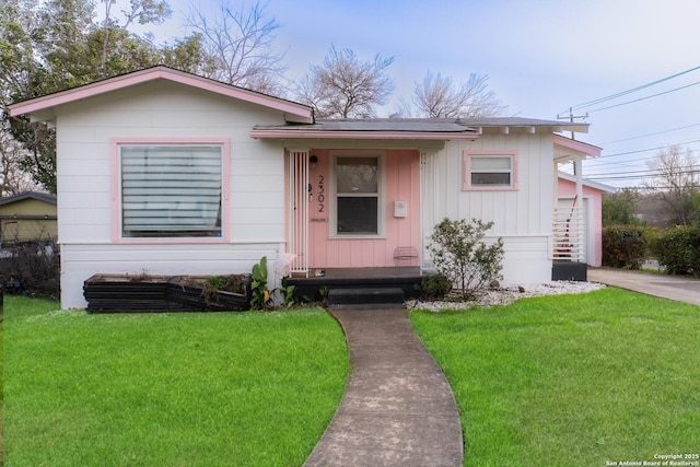 view of front of home with a front lawn