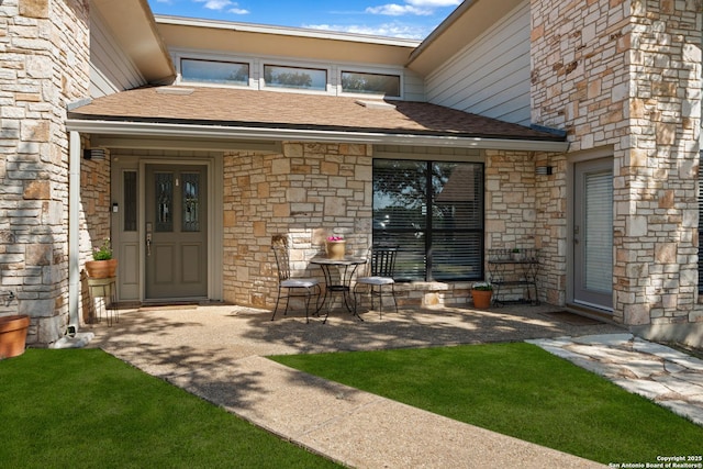 entrance to property featuring a shingled roof