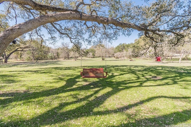 view of property's community featuring a lawn