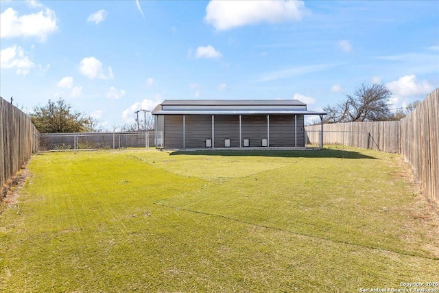 view of yard featuring an outbuilding