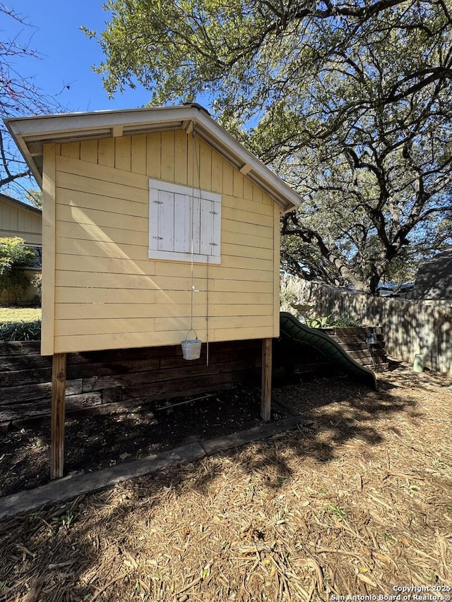 view of outdoor structure featuring an outbuilding