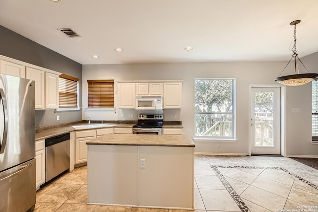 kitchen with recessed lighting, visible vents, appliances with stainless steel finishes, and baseboards