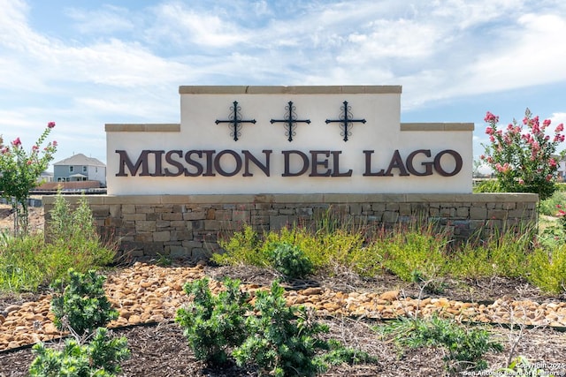 view of community / neighborhood sign