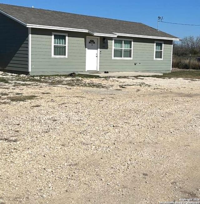 ranch-style house featuring dirt driveway