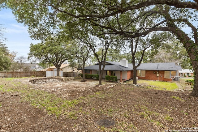 view of yard featuring cooling unit, a storage shed, an outdoor structure, and fence