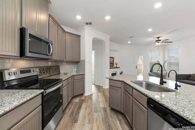 kitchen featuring light wood-type flooring, visible vents, a sink, tasteful backsplash, and stainless steel appliances