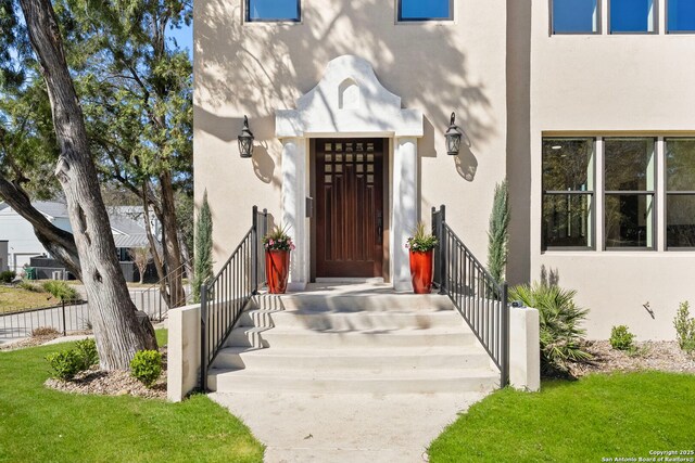 entrance to property with stucco siding