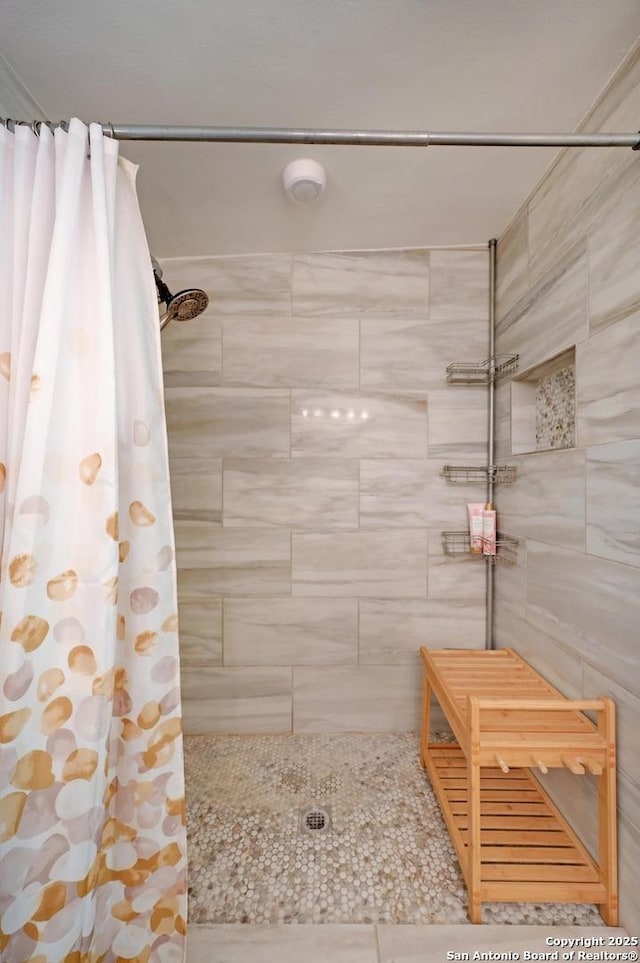 full bath with tiled shower