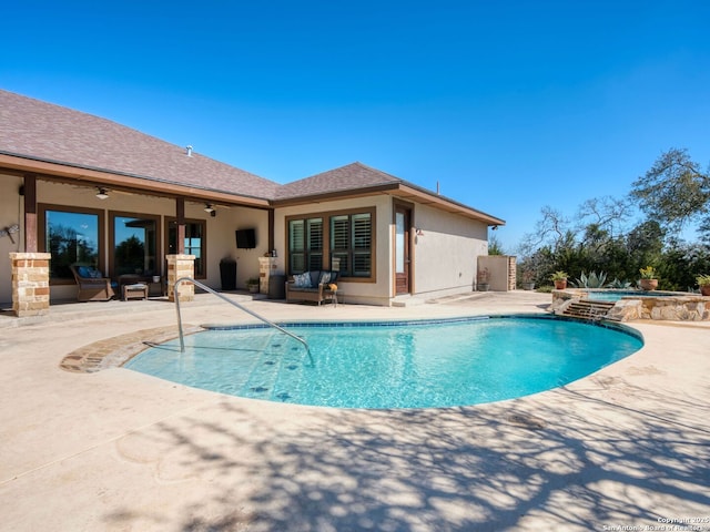 view of swimming pool with a pool with connected hot tub, a ceiling fan, an outdoor hangout area, and a patio