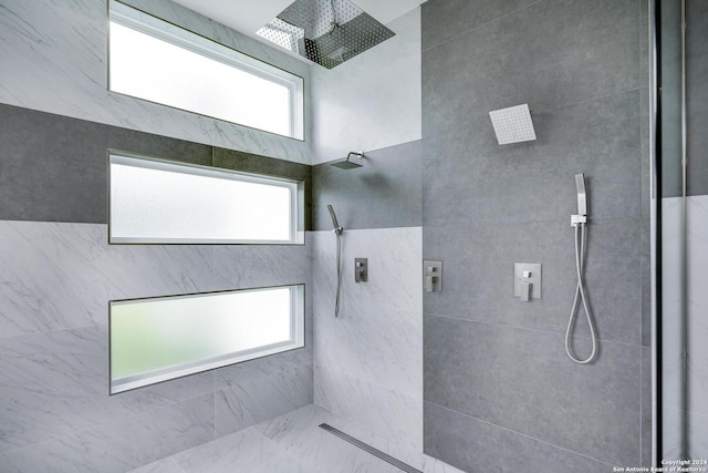 bathroom featuring tiled shower