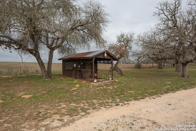 view of yard with an outdoor structure