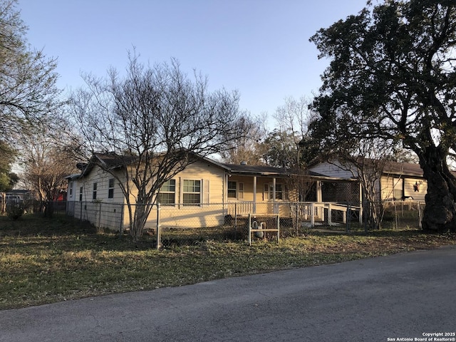 view of front of home with a fenced front yard