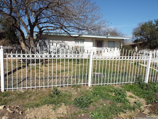 view of front facade with a fenced front yard